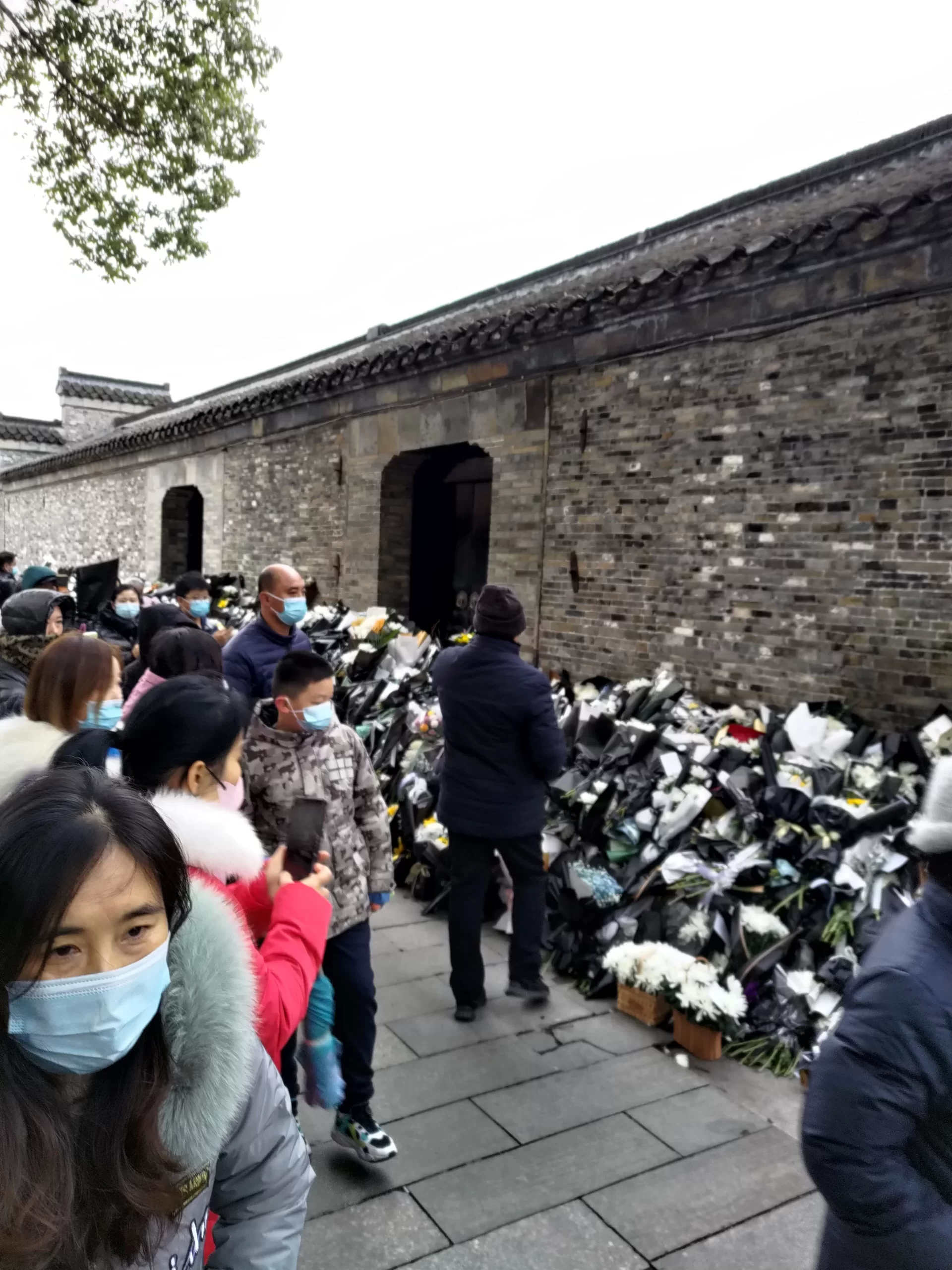 带儿子去江老故居送花
